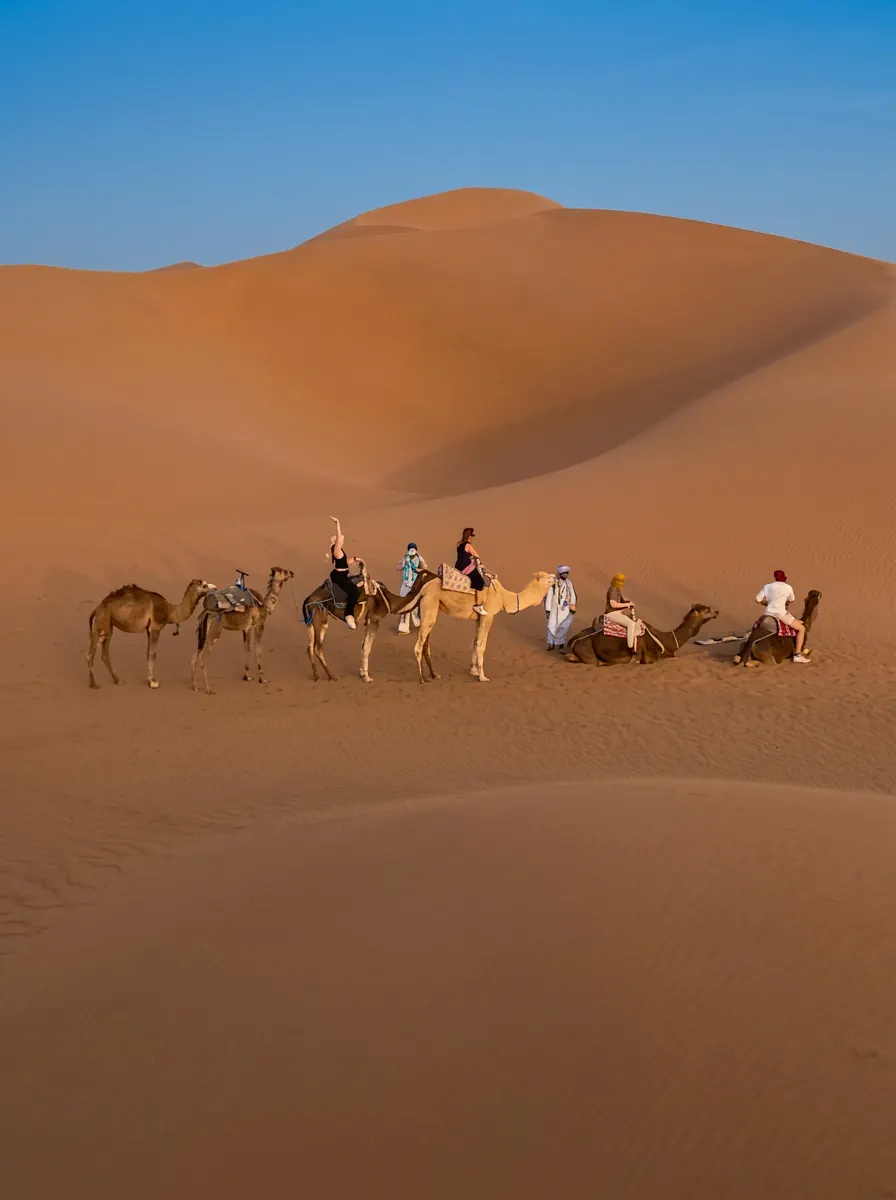 مسافرين راكبين على الجمال تحت الكدية