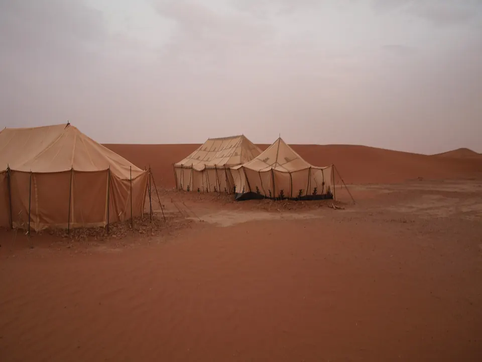 خيام ديال مخيم وسط رملة عرق شكاكة