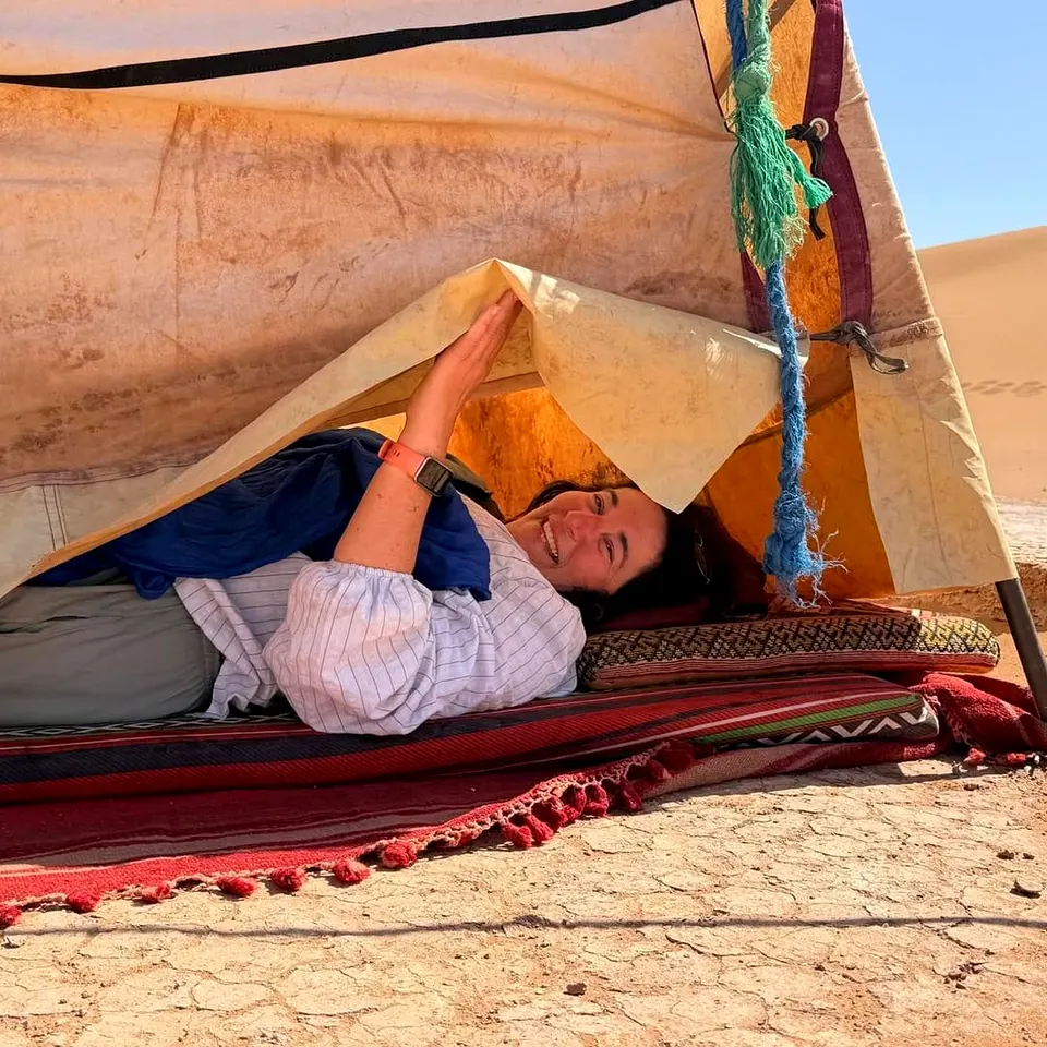 مسافرة كترتاح فالظل ديال الخيمة