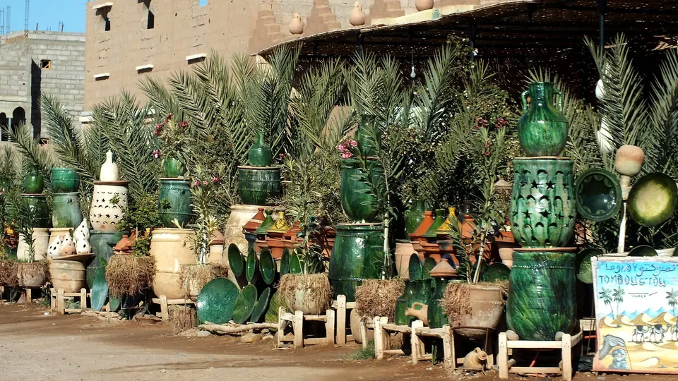 الفخار الخضر ديال تامكروت قدام واحد المحل